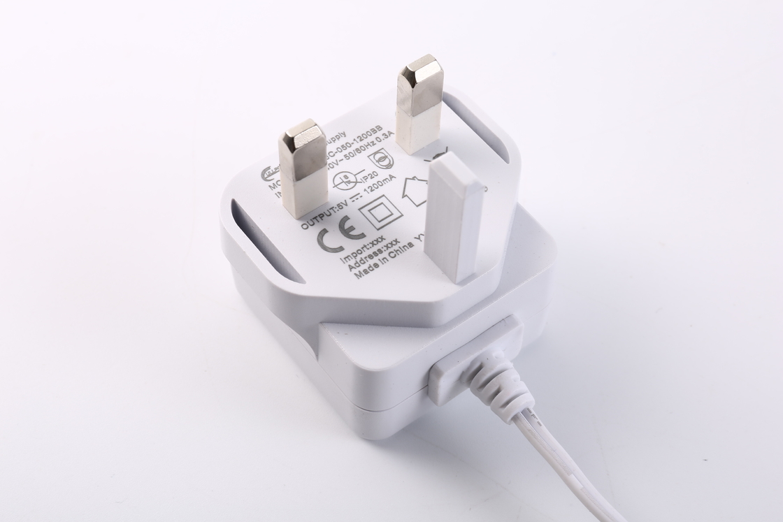 Καθολικό μαύρο άσπρο χρώμα προσαρμοστών 6W 5V 6V 9V 12V συνεχούς δύναμης εναλλασσόμενου ρεύματος USB